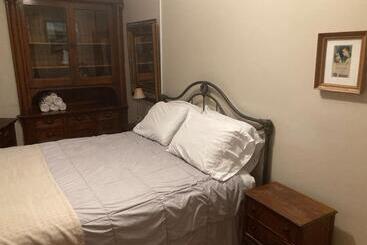 مبيت وإفطار Queen Bed With Shared Bathroom In Lakeview   2b