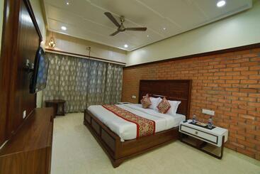 Отель Mid Town Inn Nakki Lake 500 Metter