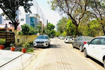 فندق Signature Suite Noida Sector 51 Couple Friendly