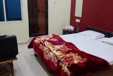 פנסיון Gajanan Guest House Or Gajanan