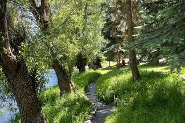 بنسيون Quiet Waterfront Cottage On The Little Spokane River