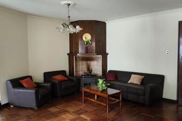 تختخواب و صبحانه Golden House Guesthouse