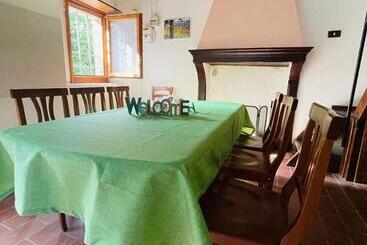 호스텔 Casa Del Viandante Borgo Dei Sassi Di Roccamalatina