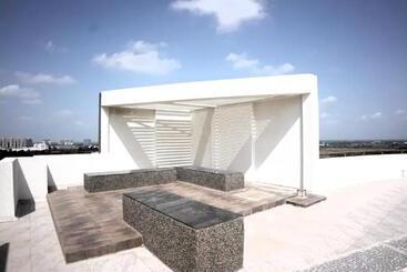 צימר Infinity Penthouse With Pool, Sauna, Gym