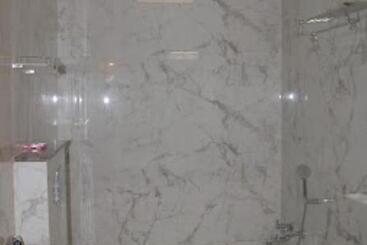 ホテル Suramya Bhawanipatna