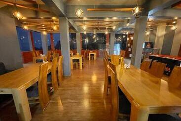 בית מלון כפרי Himratana The Junctioninn