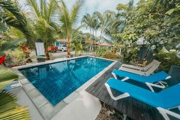 فندق Rooms & Pool Macaws