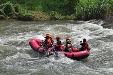 בית מלון כפרי Somrudee Resort