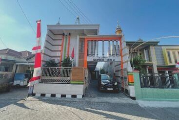 ホテル Spot On 93035 Karman S Sari Homestay Syariah