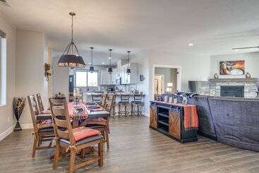 کلبه Cedar City Home W/ Mountain Views + Hiking Trails!