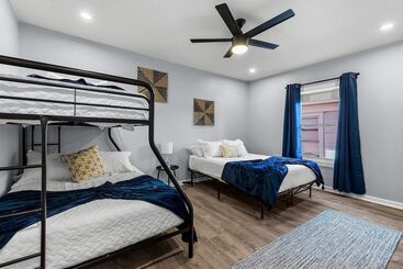 کلبه Inviting 4br/2.5ba Downtown Home With Ample Space!