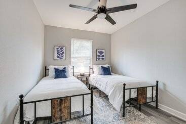 コテージ Lovely Brenham Home   Walk To Blinn & Downtown!