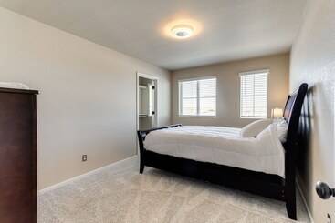 بيت ريفى 17 Mi To Downtown Denver: Modern Aurora Home!