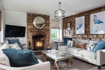 레지던스 Beautiful Cotswold Cottage In Rodborough, Stroud