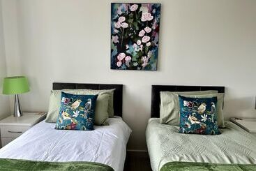 דירת נופש Spacious 4 Br Cambridge House, Free Parking