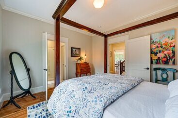 کلبه Spacious Salem Winston Home W/ Deck!