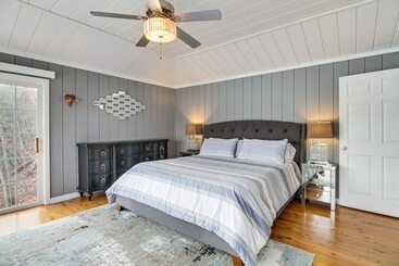 茅舍 Unique Smith Mountain Lake Home Over Water W/ Dock