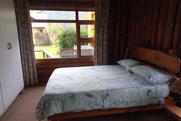 一軒屋 A Log Home At Buffalo Creek