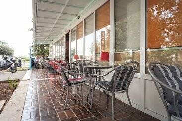 Roundabout Hostel   Hostel