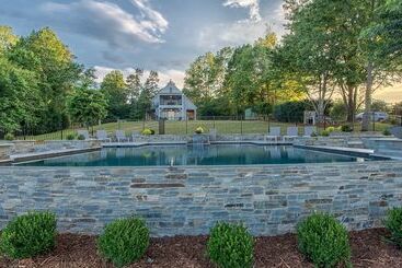 Azalea Retreat The Cottage By Avantstay Pool