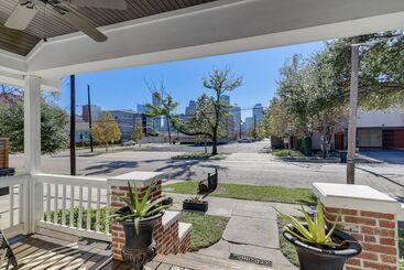 کلبه Charming Houston Home W/ Spacious Yard + Fire Pit!