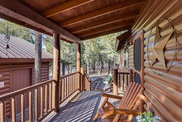 بيت ريفى Cozy Show Low Cabin W/ Backyard ~ 3 Mi To Lake!