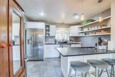 별장 Cozy Tulsa Home W/ Deck ~ 4 Mi To Downtown!