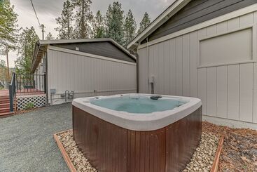 Сельский дом Delightful Grants Pass Home With Hot Tub!