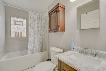 コテージ Detroit Vacation Rental: Private Patio & Yard