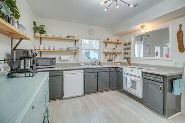 Сельский дом Dog Friendly Home Near Carters Lake W/ Amenities