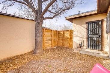 کلبه Home W/ Yard ~ 2 Mi To University Of New Mexico!