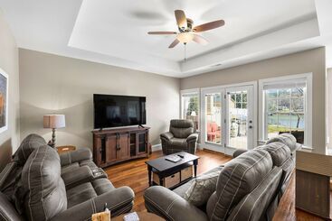 コテージ Lake Living By Avantstay Sleeps 22 + Dock, Pool