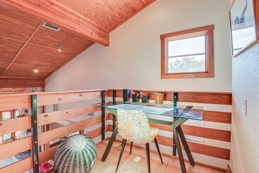 コテージ Lake Whitney Cabin W/ Hot Tub & Fire Pit!