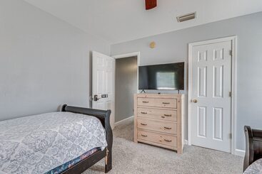 茅舍 Lovely Prichard Home W/ Yard, Grill & Fireplace!