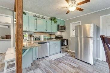 Lovely Smoky Mountain Cottage W/ Deck + Views!