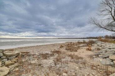 بيت ريفى Menominee Waterfront Home W/ Private Beach Access!