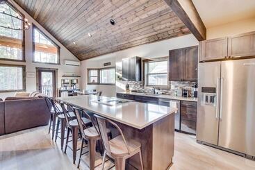 بيت ريفى Modern Ronald Cabin Retreat W/ Community Amenities