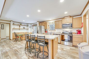 קוטג'' < 1 Mi To Beach: Peaceful Brant Lake Home!