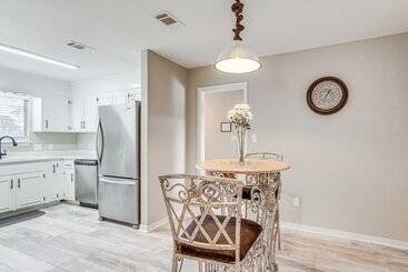 کلبه Pensacola Home W/ Screened Porch: 10 Mi To Beach!