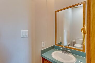 Сельский дом Pet Friendly Emerald Lake Retreat In Charlestown!