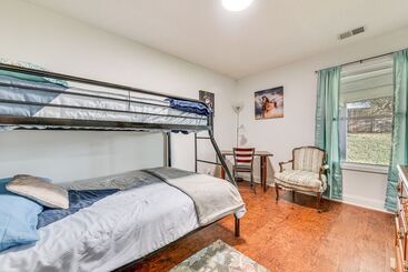 茅舍 Pet Friendly Charlotte Home W/ Fenced Yard & Patio