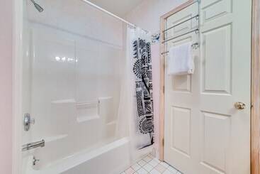 بيت ريفى Pet Friendly Michigan Home W/ Deck & Views!