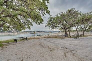 별장 Pet Friendly Spicewood Home W/ Deck + Gas Grill!