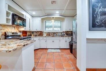 کلبه San Antonio Home: Private Pool & Covered Patio