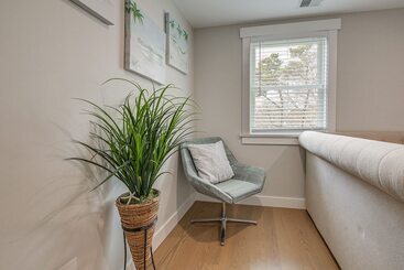 کلبه Modern Cape Cod Home W/ Patio: 2 Mi To Beaches!