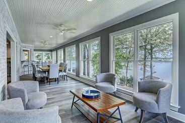 コテージ Sunset Shores Resort: The Homestead By Avantstay