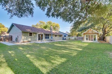 Сельский дом Texas Retreat W/ Patio, Fireplace & Fenced In Yard