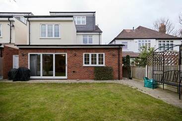 별장 The Redbridge Sanctuary   Spacious 3bdr House With Garden