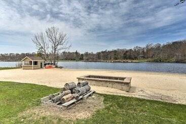بيت ريفى Tobyhanna Home W/ Private Hot Tub & Pool Table!