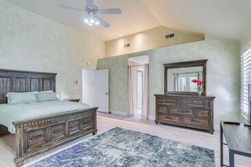 コテージ Bright Clovis Home W/ Billiards & Private Pool!